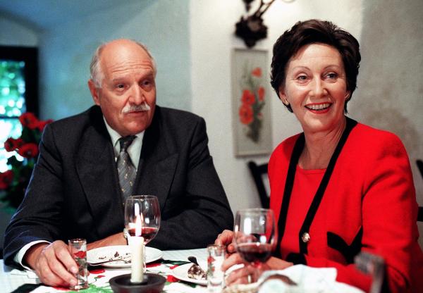 Bild 1 von 7: Im Bild: Dr. Tischner und Regine Beranek-Tischner bei der Mohnwirtin (v.li.: Gerhard Dorfer, Hertha Schell).