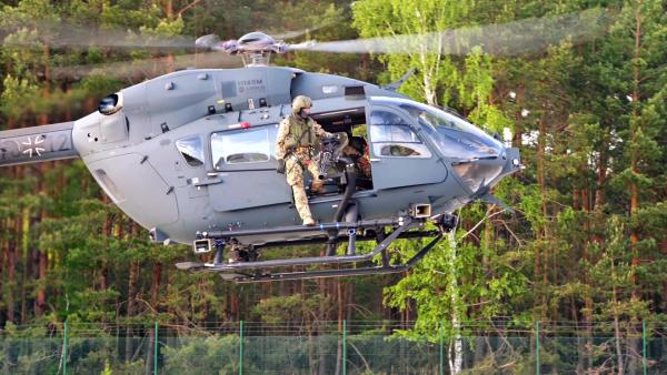 Bild 1 von 2: Der Spezialkräfte-Helikopter H145M LUH SOF gilt als besonders schnell und leise.