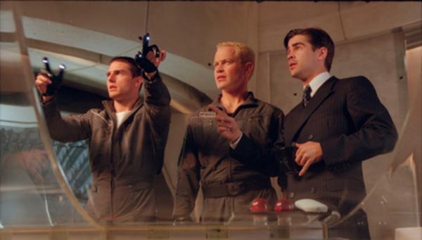 Bild 1 von 3: Im Zentrum des Hightech-Systems: Die Ermittler John Anderton (Tom Cruise, l.) und Fletcher (Neal McDonough, M.) zeigen Danny Witwer (Colin Farrell, r.) die Visionen künftiger Verbrechen. Doch was, wenn das System täuscht - und sich die Zukunft ändert?