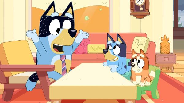 Bild 1 von 3: Bingo und Bluey spielen mit Papa Arbeit. Er engagiert sie als Mitarbeiter für seine Fabrik. Doch als Bluey das Kommando übernimmt, ist Papa unzufrieden, weil sie sehr streng ist und ihnen sogar das Tanzen verbietet.