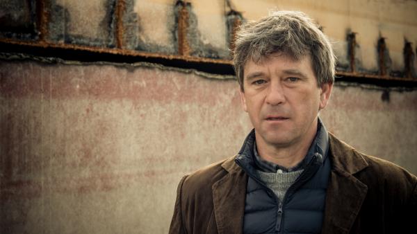 Bild 1 von 11: Dieter Wolf (Peter Schneider) verfolgt einen Plan.