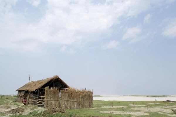 Bild 1 von 5: Die Hütte des Rinderzüchters auf einer Sandinsel im Brahmaputra-Fluss