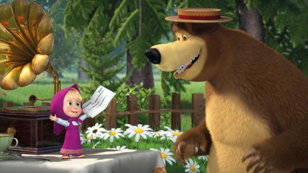 Bild 1 von 6: Mascha liest ein Telegramm aus Brasilien vor.