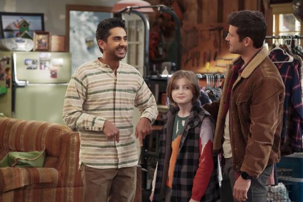 Bild 1 von 9: (v.l.n.r.) Al (Adhir Kalyan); Hazel (Farrah Mackenzie); Riley (Parker Young)