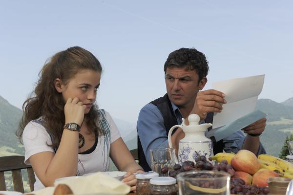 Bild 1 von 1: Lilli (Ronja Forcher, l.) hat aus der Schule einen Brief mit nach Hause gebracht. Martin (Hans Sigl, r.) ist sehr verwundert.