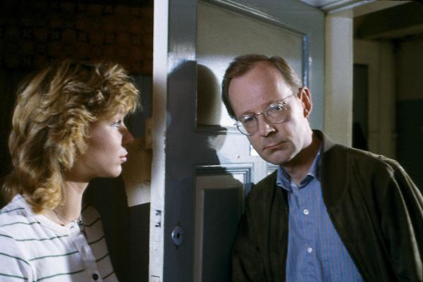 Bild 1 von 1: Siegfried Drombusch (Hans-Peter Korff, r.) schlägt seiner arbeitslosen Tochter Sabine (Sabine Kaack, l.) vor, in seinem Antiquitätengeschäft auszuhelfen, doch sie lehnt ab.