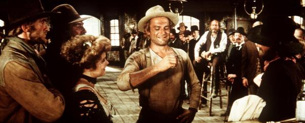 Bild 1 von 8: Nobody (Terence Hill, M.) stellt vor Publikum seine Trinkfestigkeit unter Beweis ...