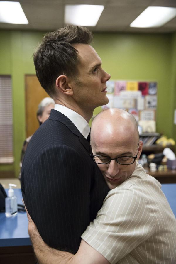 Bild 1 von 14: Jeff (Joel McHale, l.) ist zurück am Greendale, doch aus einem anderen Grund als Dean Pelton (Jim Rash, r.) vermutet ...