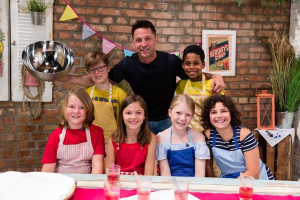 Bild 1 von 3: Was kann man eigentlich alles mit Datteln machen? Alex Kumptner zeigt den Koch-Kids süße aber auch salzige Leckereien.