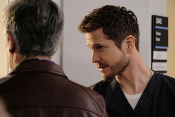 Bild 1 von 17: Andre (Carlos Lacamara, l.); Dr. Conrad Hawkins (Matt Czuchry, r.)