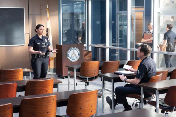 Bild 1 von 3: Smitty (Brent Huff) hat seine ganz eigenen Methoden, um Lucy (Melissa O'Neil) auf die bevorstehende Detective-Prüfung vorzubereiten, doch wird sie dadurch bestehen können?