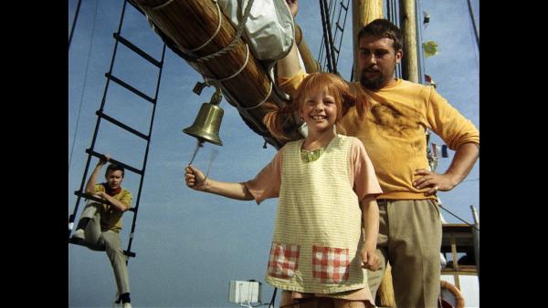 Bild 1 von 3: Pippi (Inger Nilsson) macht sich schon mal mit den Matrosen und der Hoppetosse, dem Schiff ihres Vaters, vertraut.