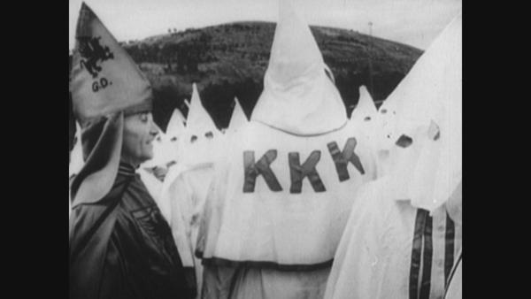 Bild 1 von 4: Die typischen Roben und Kapuzen des Ku-Klux-Klan: weiß und mit spitzen Kapuzen, unter denen nur die Augen zu sehen sind.