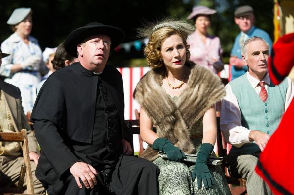 Bild 1 von 14: Im Bild: Mark Williams (Father Brown), Nancy Carroll (Lady Felicia).
