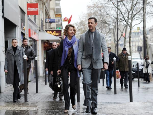 Bild 1 von 10: Der syrische Präsident Baschar al-Assad und seine Frau Asma beim Spaziergang in Paris, während ihres offiziellen zweitägigen Aufenthalts in Frankreich.
