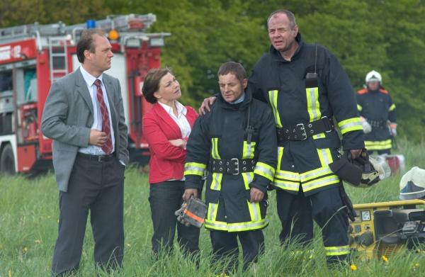 Bild 1 von 11: W?hrend die Polizisten sie befragen, unterst?tzt Zugf?hrer Blum den ersch?pften Rietschek. Von links: Winnie Scheel (Martin Brambach), Katrin B?rensen (Claudia Schmutzler), Norbert Rietschek (Volker Zack Michalowski) und Eddi Blum (Eberhard Krichberg).Honorarfrei - nur f?r diese Sendung bei Nennung ZDF und Marc Meyerbr?ker