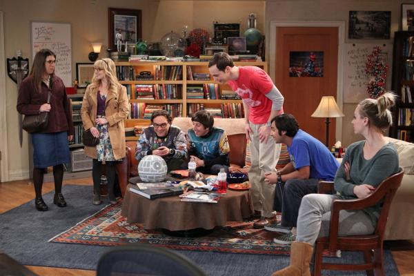 Bild 1 von 30: Eine ganz besondere Clique: Bernadette (Melissa Rauch, 2.v.l.), Howard (Simon Helberg, M.), Amy (Mayim Bialik, l.), Sheldon (Jim Parsons, 3.v.r.), Leonard (Johnny Galecki, 3.v.l.), Penny (Kaley Cuoco, r.) und Raj (Kunal Nayyar, 2.v.r.) ...