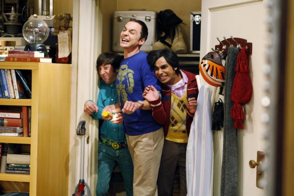 Bild 1 von 9: Sheldon (Jim Parsons, M.), Rajesh (Kunal Nayyar, r.) und Howard (Simon Helberg, l.) hören eine Grille zirpen. Sheldon behauptet, aus der Häufigkeit der Zirplaute dieser Grille auf ihre Art schließen zu können ...