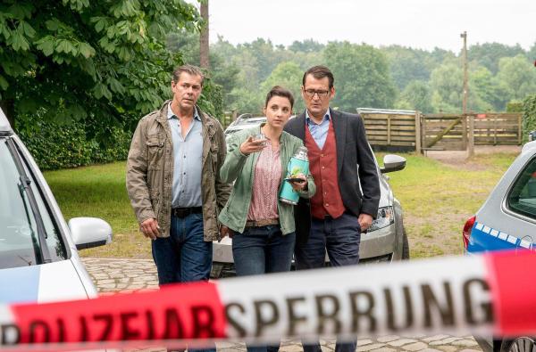 Bild 1 von 1: Im Bild: Finn (Sven Martinek, l.), Nina (Julia Schäfle, M.) und Lars (Ingo Naujoks, r.) sind auf dem Weg zum Tatort.