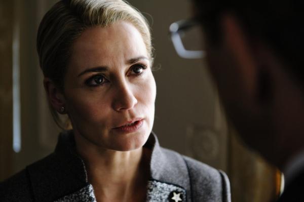 Bild 1 von 15: An Bettina Wulff (Anja Kling) perlen die Vorwürfe nicht ab. Während ihr Mann, der Bundespräsident, öffentlich Stellung nehmen kann, ist sie zum Schweigen verdonnert ...