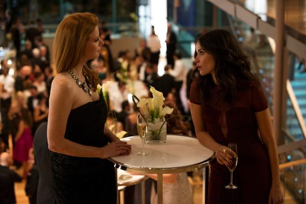 Bild 1 von 3: Dana Scott (Abigail Spencer, r.) geht ein hohes Risiko ein, um Harvey zurückzugewinnen - das bleibt auch Donna (Sarah Rafferty, l.) nicht verborgen.