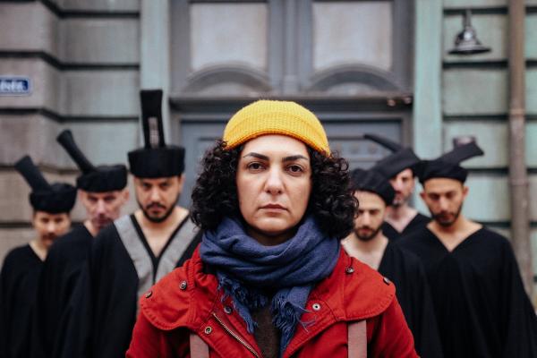 Bild 1 von 7: Narges (Baharak Abdolifard) wird verfolgt von den Schatten der Vergangenheit.