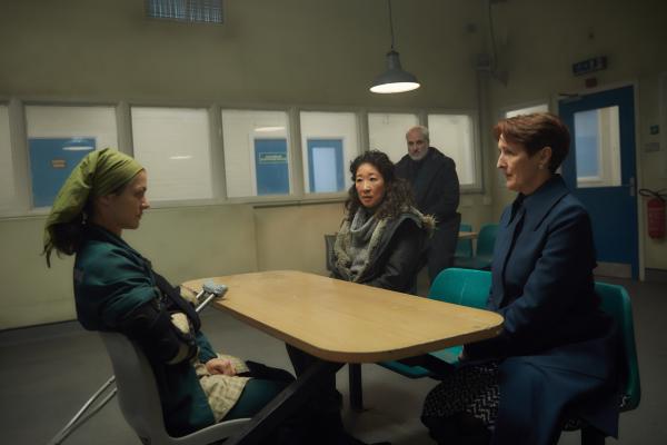 Bild 1 von 3: Der Hinweis, dass Nadja (Olivia Ross, l.) sich wieder in Russland aufhält, macht sich für Eve (Sandra Oh, 2.v.r.) und Carolyn Martens (Fiona Shaw, r.) bezahlt. Die beiden sind kurz davor, etwas wichtiges zu erfahren. Doch Konstantin (Kim Bodnia, 3.v.r.) wendet das Blatt.