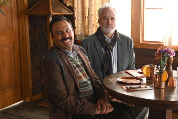 Bild 1 von 11: Reverend Jax (Rizwan Manji, l.); Arthur Cochran (Bradley Whitford, r.)