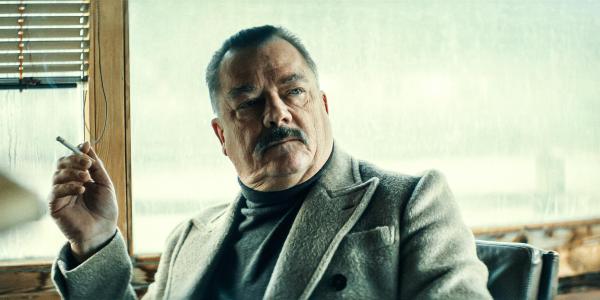 Bild 1 von 21: Im Bild: Sarkissian (Peter Kurth) unterhält sich mit seiner Schwester.