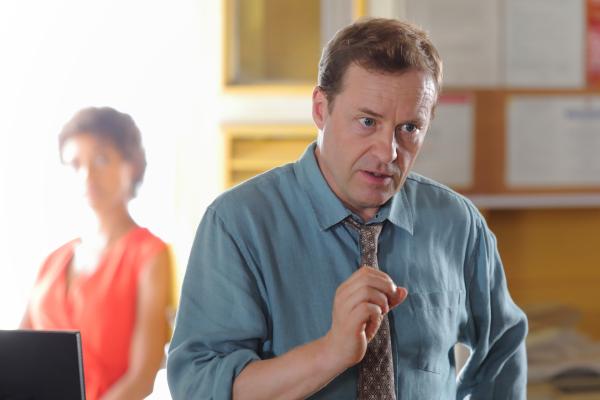 Bild 1 von 3: DI Jack Mooney (Ardal O'Hanlon) erklärt den Ablauf des Mordes.