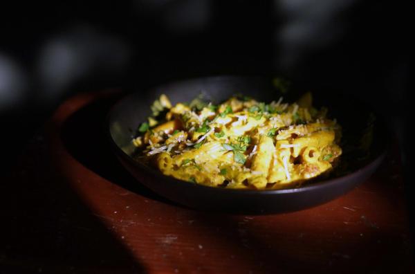 Bild 1 von 4: In Jamaika gibt es Lauras Ziegenfleisch-Curry mit Nudeln.