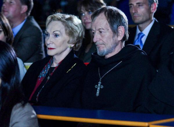 Bild 1 von 9: Im Bild: Siân Phillips (Adele Goffe), Ronald Pickup (Fr Moreno Mancini).
