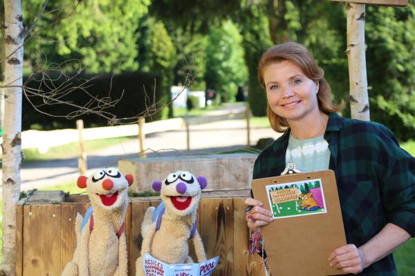 Bild 1 von 6: Die Campingplatzbesitzerin (Annette Frier) freut sich über den Besuch der Erdmännchen.