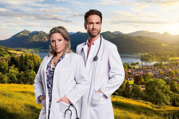 Bild 1 von 7: Dr. Sarah König (Caroline Frier, l.); Dr. Fabian Kroiß (Oliver Franck, r.)