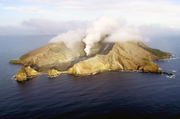 Bild 1 von 4: 50 Kilometer vor der Küste im Norden Neuseelands liegt White Island, die aus dem Wasser ragende Spitze eines 1.600 Meter hohen untermeerischen Vulkans.