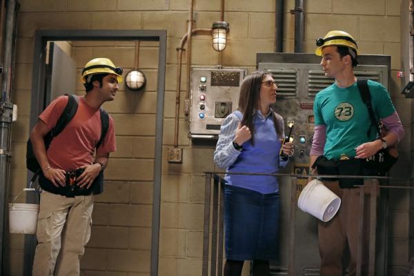 Bild 1 von 29: Während Penny und Leonard aneinander geraten, bringt Amy (Mayim Bialik, M.) Sheldon (Jim Parsons, r.) und Raj (Kunal Nayyar, l.) zu ihrer Forschungsexpedition ...