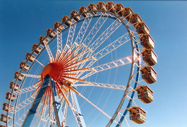 Bild 1 von 2: Ein traditioneller Mittelpunkt jeder Wiesn: Das Riesenrad.