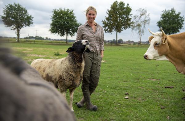 Bild 1 von 14: Theresa Coßmann mit Kuh und Schaf auf ihrem Stautenhof in Willich in Nordrhein-Westfalen.
