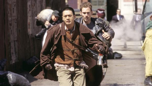 Bild 1 von 7: Auch im heutigen Amerika sind Gangster hinter der geheimnisvollen Schriftrolle her. Werden der Mönch (Chow Yun-Fat) und Kar (Seann William Scott) die Verfolger loswerden können?
