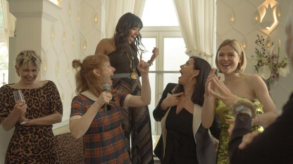 Bild 1 von 5: Lena performt als Geburtstagsgeschenk für Elif einen Rap-Song, zu dem alle Goldstein Girls singen und zu tanzen. Im Bild von links: Gast (Komparsin), Lena (Sarah Bauerett), Jo (Salka Weber), Elif (Jasmin Shakeri) und Franzi (Llewellyn Reichman)
