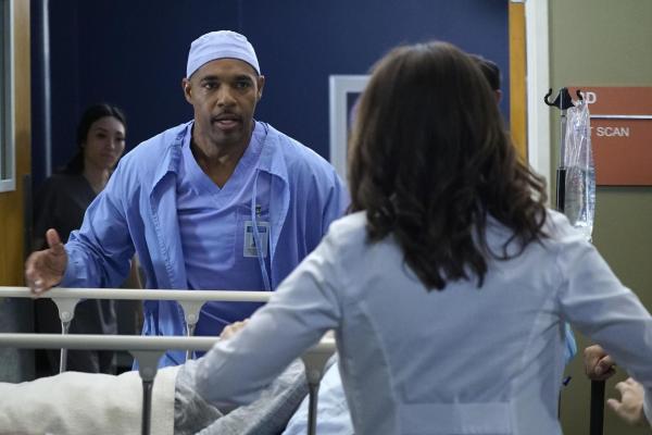 Bild 1 von 32: Ein Wettlauf gegen die Zeit beginnt für Ben (Jason George, l.) und Amelia (Caterina Scorsone, r.), während Alex einen Termin im Gericht hat ...