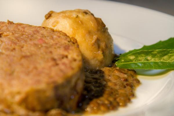 Bild 1 von 9: Im Bild: Andreas Wojta bereitet einen Faschierten Wildschweinbraten mit Steinpilzlinsen und Semmelknödel zu.
