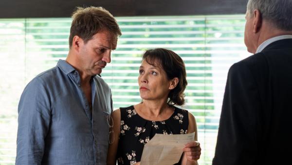Bild 1 von 6: Oberstaatsanwalt Bernd Reuther (Rainer Hunold, l.) konfrontiert die Eltern Lucys, Marta Heswald (Anke Sevenich) und Jens Heswald (Mathias Herrmann) mit einem Untersuchungsbeschluss.