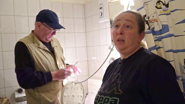 Bild 1 von 1: Petra hat den hilfsbereiten Lothar gebeten Lampen auszutauschen