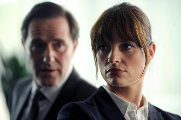 Bild 1 von 10: Dr. Stegner (Stefan Kurt, l.) bittet seine Anwältin Alex (Ina Paule Klink, r.) einen für ihn wichtigen Termin wahrzunehmen.