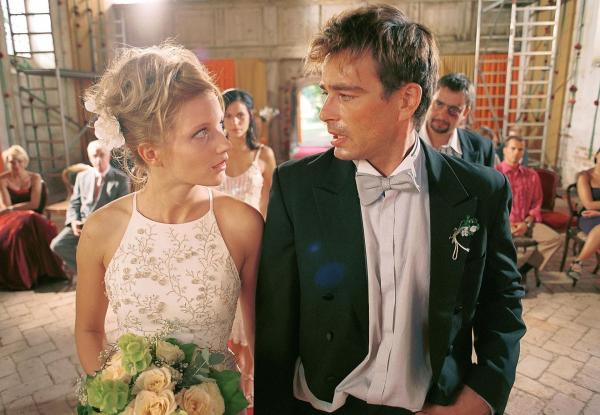 Bild 1 von 18: Am Hochzeitstag begeht Mark (Jan Sosniok, r.) einen Fehler, der nicht wieder gut zu machen scheint: Er lässt Lara (Doreen Jacobi, l.) vor dem Altar stehen ...