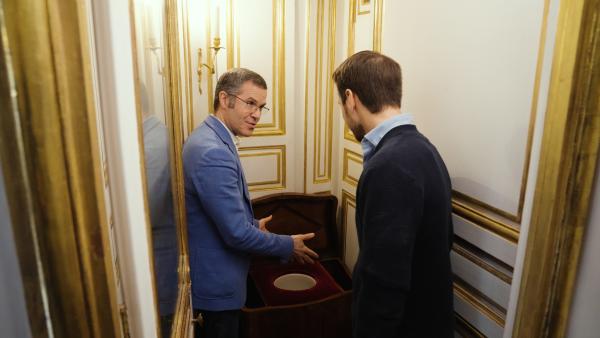 Bild 1 von 14: Von wegen unhygienisch: Mathieu da Vinha (l.), der Forschungsdirektor von Versailles, zeigt Mirko Drotschmann (r.) das \