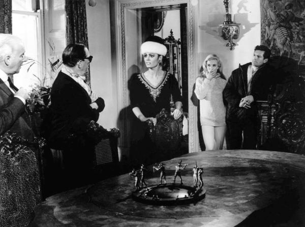 Bild 1 von 4: Die Schauspielerin Ilona Bergen (Daliah Lavi, Mitte) erfasst Panik, als sie von den tödlichen Plänen ihres Gastgebers erfährt. Den anderen Gästen, darunter die Sekretärin Ann Clyde (Shirley Eaton, hinten), der lässige Hugh Lombard (Hugh O'Brian, rechts), Detective William Henry Blore (Stanley Holloway, 2. von links) und Richter Arthur Cannon (Wilfrid Hyde-White, links), ist auch nicht gerade wohl zumute.