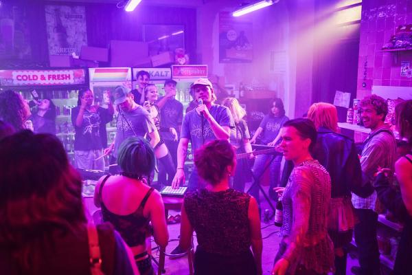 Bild 1 von 7: Bei einem improvisierten Konzert im Späti beweist Fred (Wilson Gonzalez), dass er noch der Alte ist.