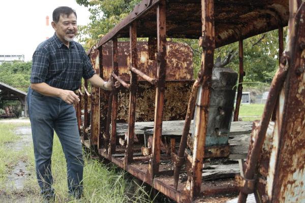 Bild 1 von 10: Yuuji Fujiki kümmert sich in Omuta um die Reste der ehemals größten Kohlemine Japans. Während des Zweiten Weltkriegs wurden hier rund 1700 amerikanische und australische Kriegsgefangene eingesperrt und zum Arbeiten gezwungen. Aber auch Zwangsarbeiter aus China und Korea mussten hier in den bis zu 2000 Meter tiefen Schächten arbeiten.